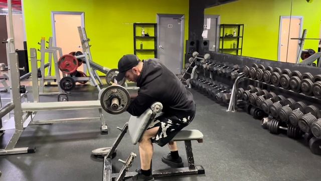 Пример тренировки бицепса на скамье Скотта.