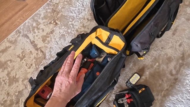 Сравнение сумок DeWalt DWST60104 1 и STANLEY FatMax FMST1 80147 смотреть онлайн