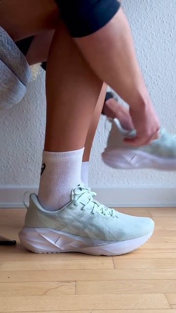 Спортивная модель Asics Novablast 5 смотреть онлайн