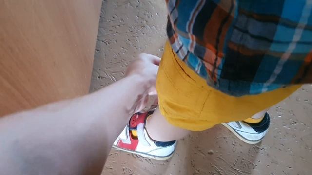 Пульты от квадрокоптера у малыша в руках. Какой у меня смотреть онлайн