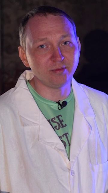 МАКС снова страдает🤕: что страшнее — беккерель или зиверт?  #Зиверт #МанекенМакс #Радиация #Shorts