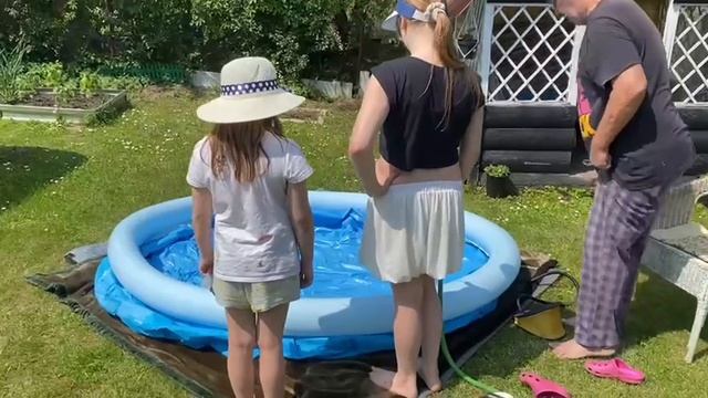 Надувной бассейн для дачи. Устанавливаем бассейн.