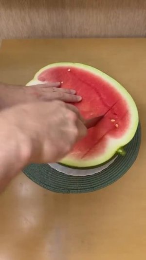 Как правильно нарезать арбуз на дольки _ Лайфхаки от Нечетова _ nechetoff _ ПОДПИШИСЬ ⬇️🔔 #short