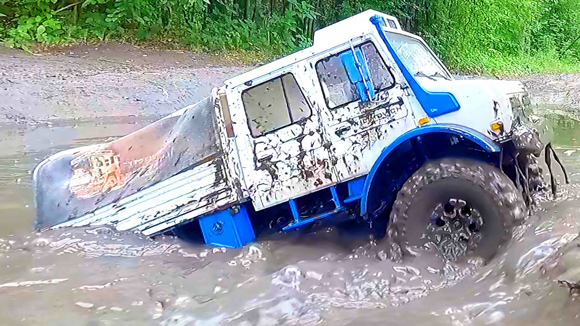 RC Машинки ЗАСТРЯЛИ в ГЛУБОКОЙ ГРЯЗИ! 😱 ЭПИЧНОЕ Лесное Бездорожье и СПАСЕНИЕ! 🚜💦