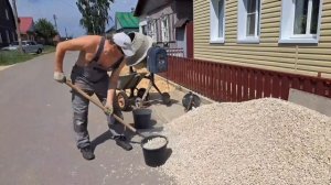 Ремонт старой бетонной отмостки вокруг дома.