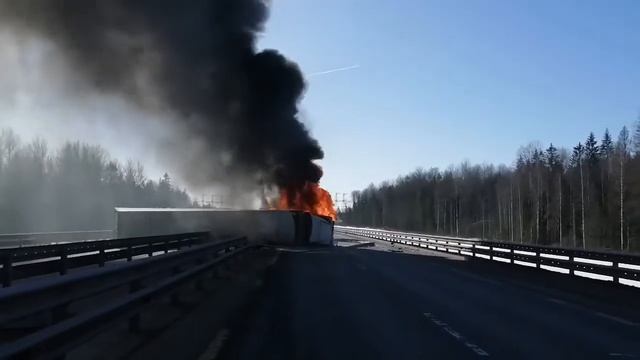 Фура опрокинулась и сгорела на трассе М 11