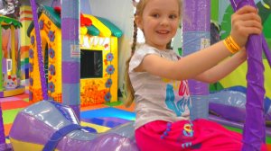 Лиза с папой в игровой комнате / Песенки для детей