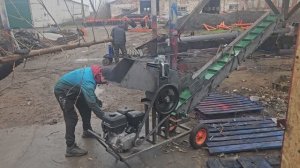 Испытание измельчителя веток с ленточным транспортером
