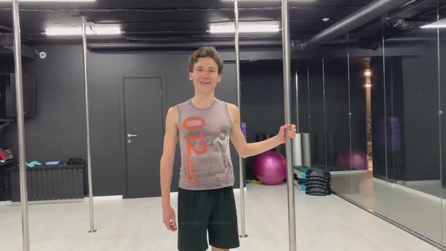 俄罗斯男子为他的中国观众表演钢管舞并演唱《海闊天空》:) смотреть онлайн