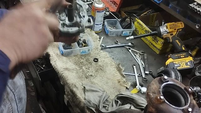 Nissan Almera 1.4 бензин замена сальника трамблёра подтекает