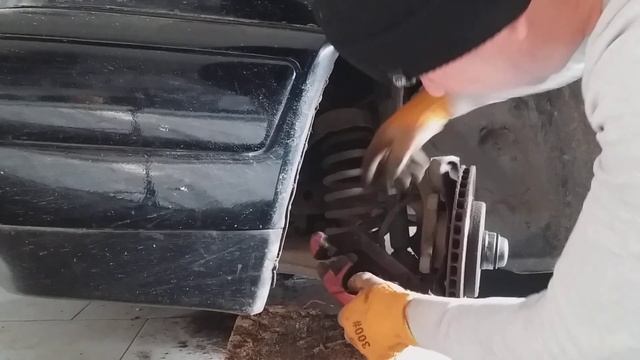 ЗАМІНА ПЕРЕДНІХ ГАЛЬМІВНИХ КОЛОДОК  210 МЕРСЕДЕС.