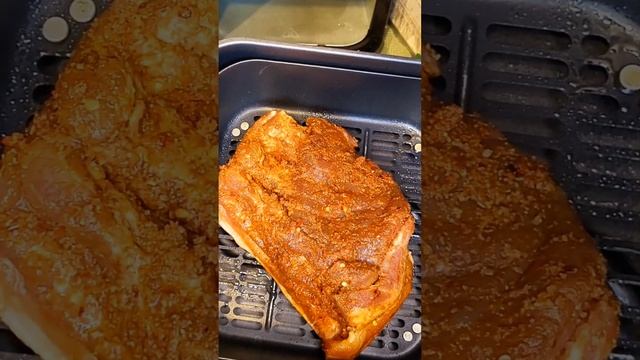 Вкусная и сочная свиная боковинка в аэрогриле.