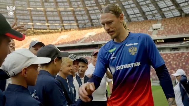 Сборы. День 6. Предыгровая в «Лужниках», встреча с детьми и гениальные вопросы Карпину смотреть онлайн