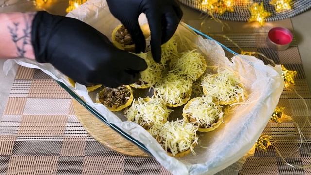 ТАРТАЛЕТКИ з сиром, куркою та беконом