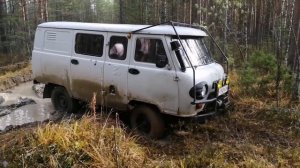 Уаз Буханка по бездорожью.