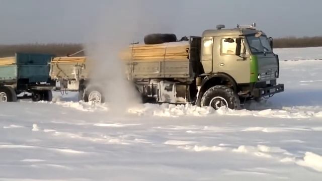 КАМАЗ с прицепом по сугробам Крайнего Севера