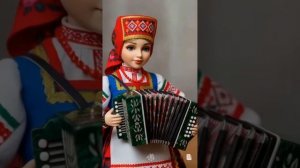 Чувашская кукла играет чувашский народный хит на гармони.