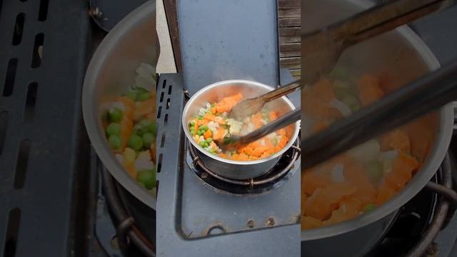 Я на даче готовлю на мангале.