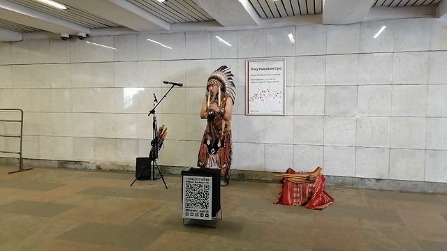 Индеец в метро.