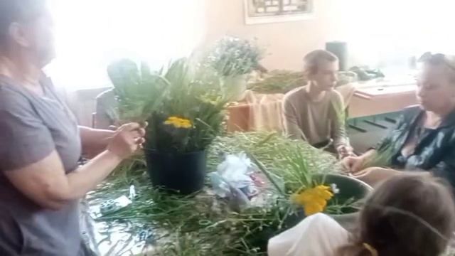 Изготовление букетиков на праздник Троицы для прихожан с участием Воскресной школы смотреть онлайн