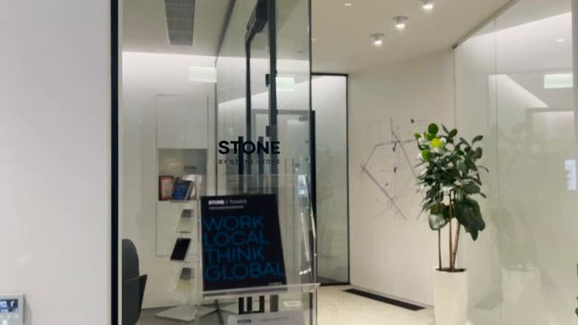 Оформление офиса продаж Stone Hedge с помощью декоративного триплекса от ООО Приват Гласс смотреть онлайн