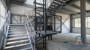 Грузовой подъемник консольного типа