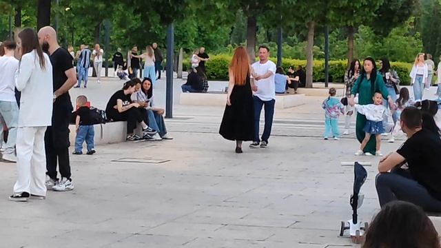 Отдых в парке на любой вкус. Каждый найдёт себе занятие. смотреть онлайн