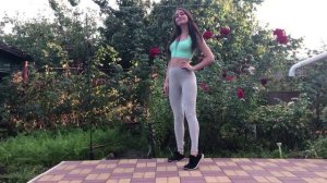 Милая девушка в Леггинсах. Обтягивающая женская одежда на каждый день.