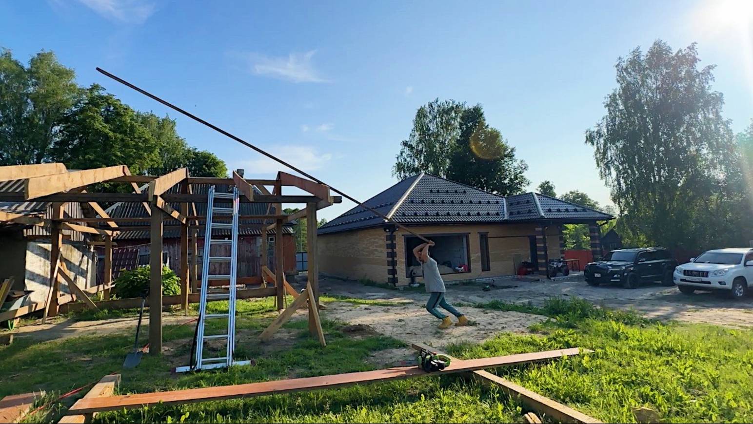 Начали делать обрешетку на крыше. Занимаемся в теплицах. Стройка продолжается. Жизнь простых людей. смотреть онлайн