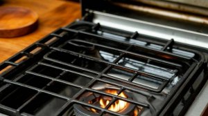 Качается  кастрюля. Ровняем решетку газовой плиты.