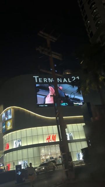 Масштабность созданного бренда – это наблюдать свою рекламу на крупнейшем торговом центре Паттайи. смотреть онлайн