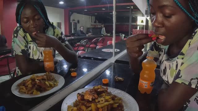 НАЙРОБИ ПЕРЕМЕЩАЕМСЯ В ЦЕНТР, ЛЮДОЕДСТВО В СТОЛИЦЕ / ЕДА В АФРИКЕ / КАХАВА ВЕСТ смотреть онлайн