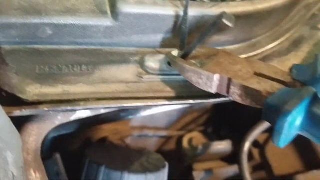 Лайфхак для ремонта отверстий под винты в авто