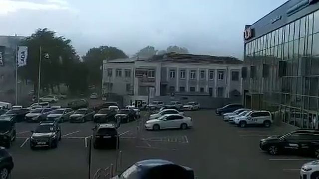 На Орджоникидзе ураганный ветер сорвал крышу здания смотреть онлайн