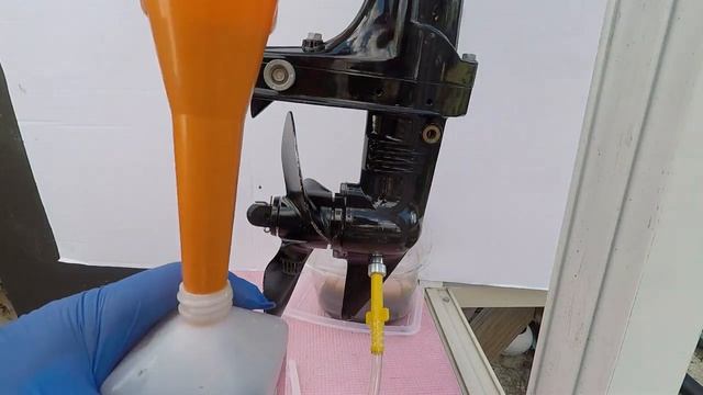 Suzuki DF2.5s How To Replace Gear Oil . It's Very Easy. Замена масла в редуктор