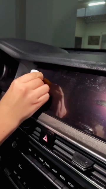 Забавный факт – покупая новенький смартфон мы сразу же защищаем его, но вот приобретая автомобиль смотреть онлайн