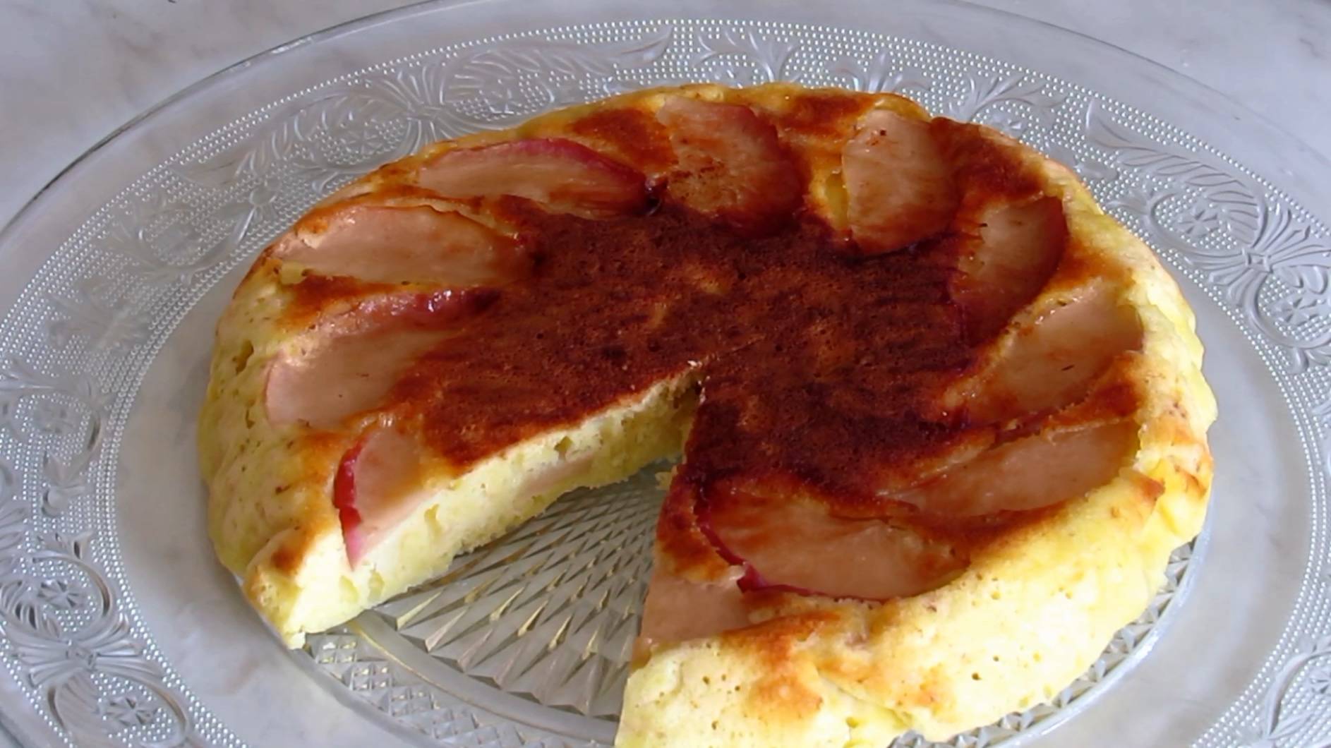 Яблочная ШАРЛОТКА МИНУТКА Без Духовки! Домашний Вкуснейший Пирог с Яблоками на сковороде! смотреть онлайн