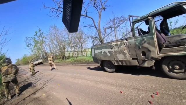 Эвакуационная группа отбивается от украинского FPV-дрона огнем из автоматов и дробовиков, Покровское смотреть онлайн