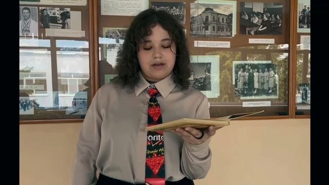 Студенка колледжа читает  стихи
