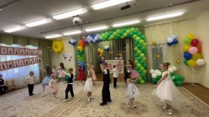 Танец малышей на выпускном в детском саду