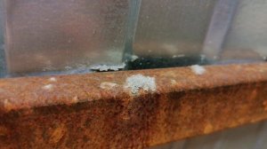 Капля цемента на металле | забор