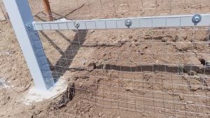 Смонтировал сетку под забор .