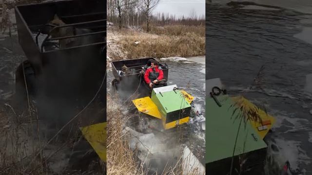 вездеход каракат ломает лёд.