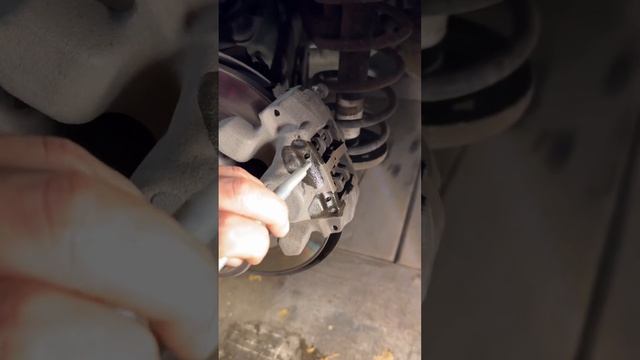 Замена задних тормозных колодок на автомобиле OPEL VECTRA B смотреть онлайн