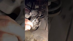 Замена задних тормозных колодок на автомобиле OPEL VECTRA B