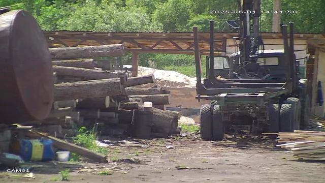 в/з №41-воскресенье-01.06.25--свалка опилок на муниципальной земле-опилки летят на 2  водоема