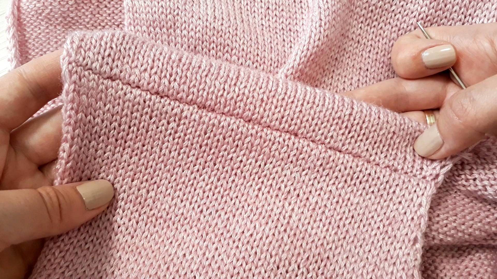 Идеальный плечевой шов по закрытым петлям иглой. Мастер-класс. Вязание спицами смотреть онлайн