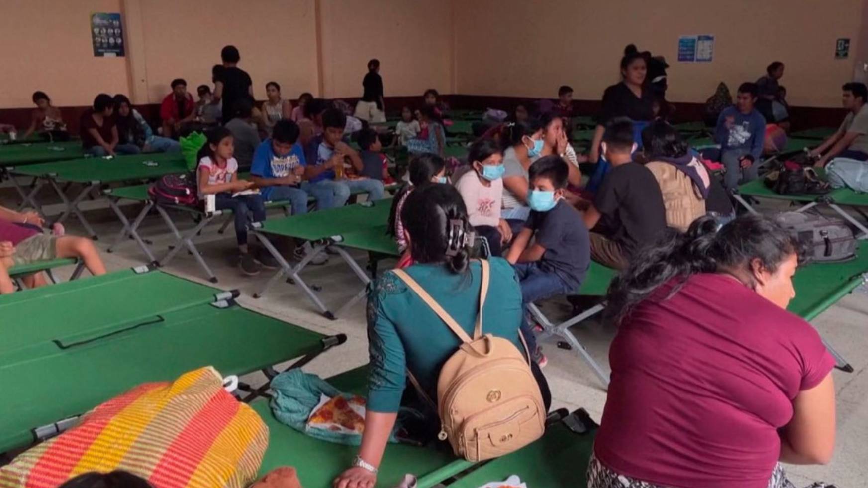 Сотни семей эвакуированы в убежища после 30-ти часового извержения вулкана Фуэго в Гватемале