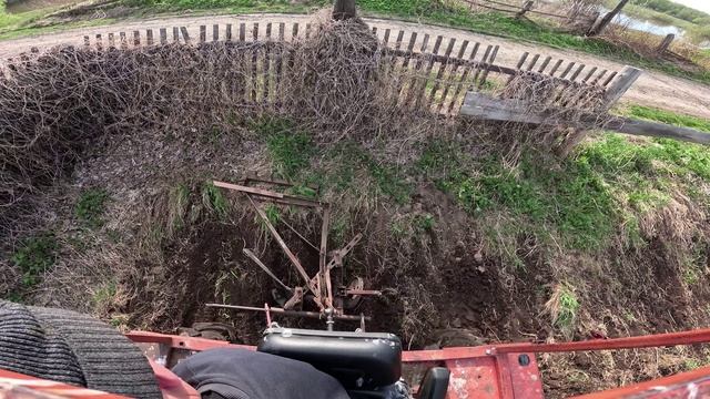 Сломал плуг! Настройка плуга Т-25! Пашу огород! смотреть онлайн