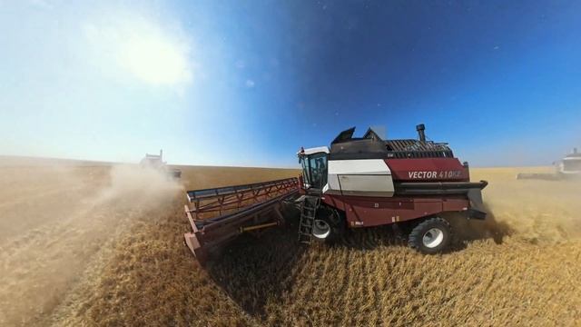 Отзыв о зерноуборочном комбайне Vector 410 и тракторе РСМ 2 смотреть онлайн